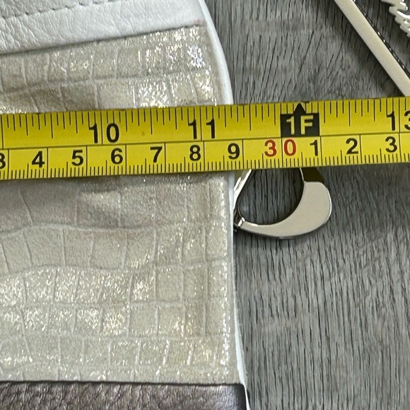 B. Makowsky Womens White & Silver Leather Stylish Crossbody Purse Bag One Size - Picture 5 of 13